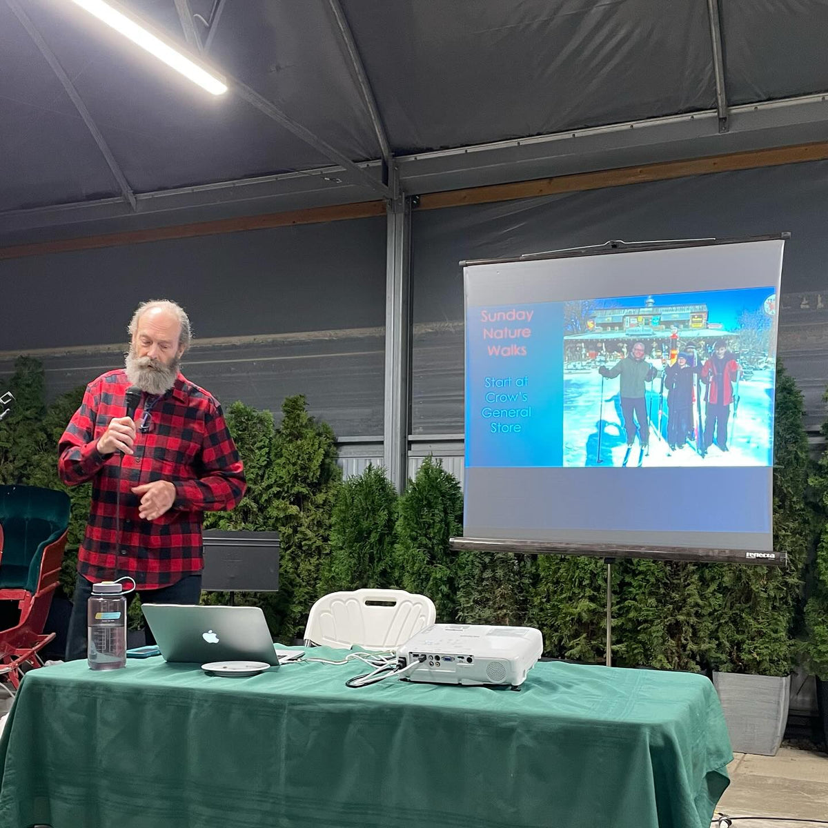 La asamblea general anual de @assiniboinefoodforest fue un encuentro divertido, con Dave Barnes, expresidente de la junta, mostrando aquí unas diapositivas, imagen 1 de 2