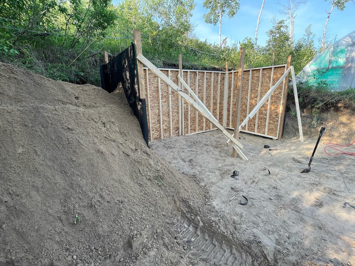 Las paredes traseras de nuestra bodega de raíces ya tienen estructura; la pared frontal llevará aislamiento y una puerta, y será la pared trasera