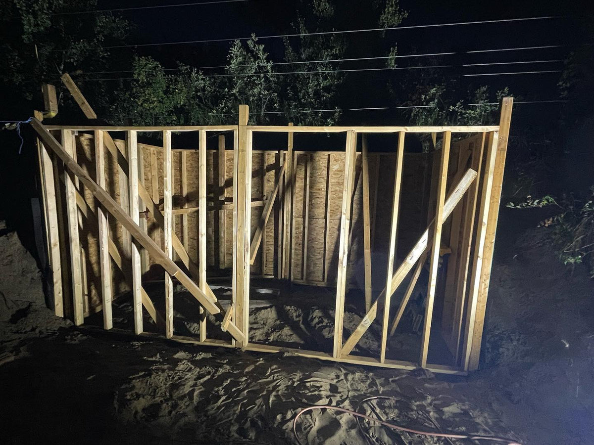 Avances en la bodega de raíces de la ladera; hoy estuve montando la estructura al anochecer, añadí unos postes y armé la pared frontal, que